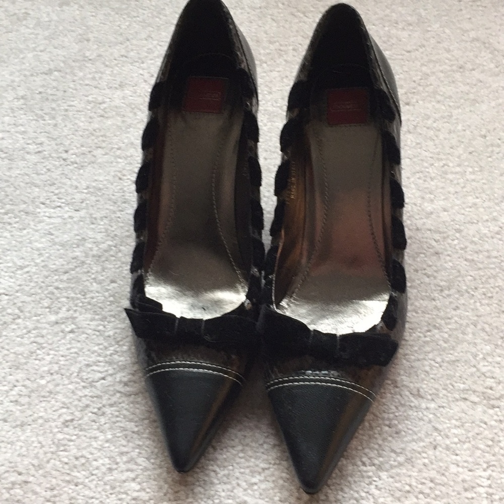 Coach pumps with black velvet bow